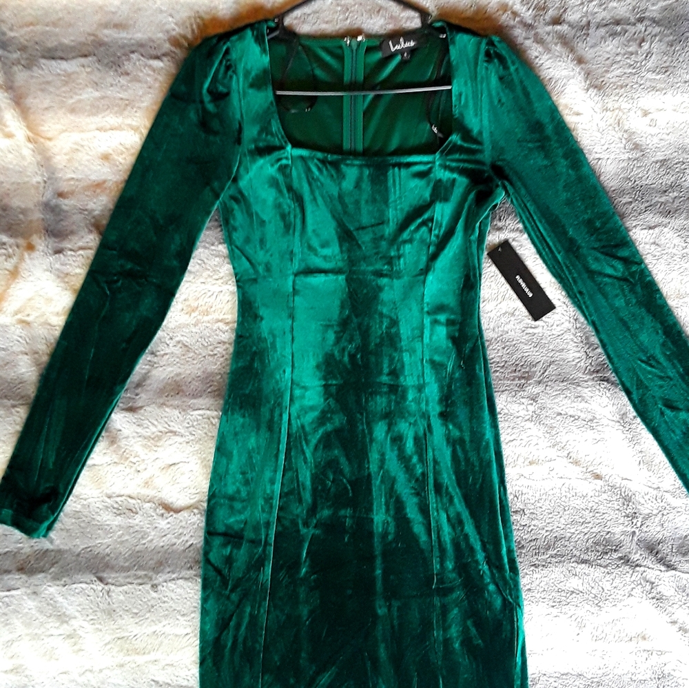 Velvet square neck bodycon dress.